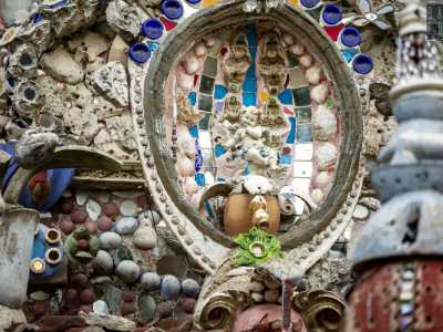 ...e una nicchia in cui ci sorride una statuina raffigurante un putto